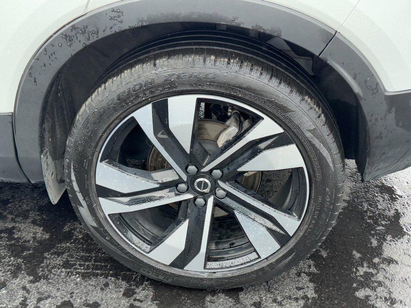 Certified 2023 Volvo XC40 B5 Ultimate w/ Protection Package Premier image 8
