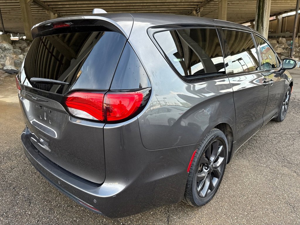 Used 2018 Chrysler Pacifica Touring Plus w/ S Appearance Package FWD image 3