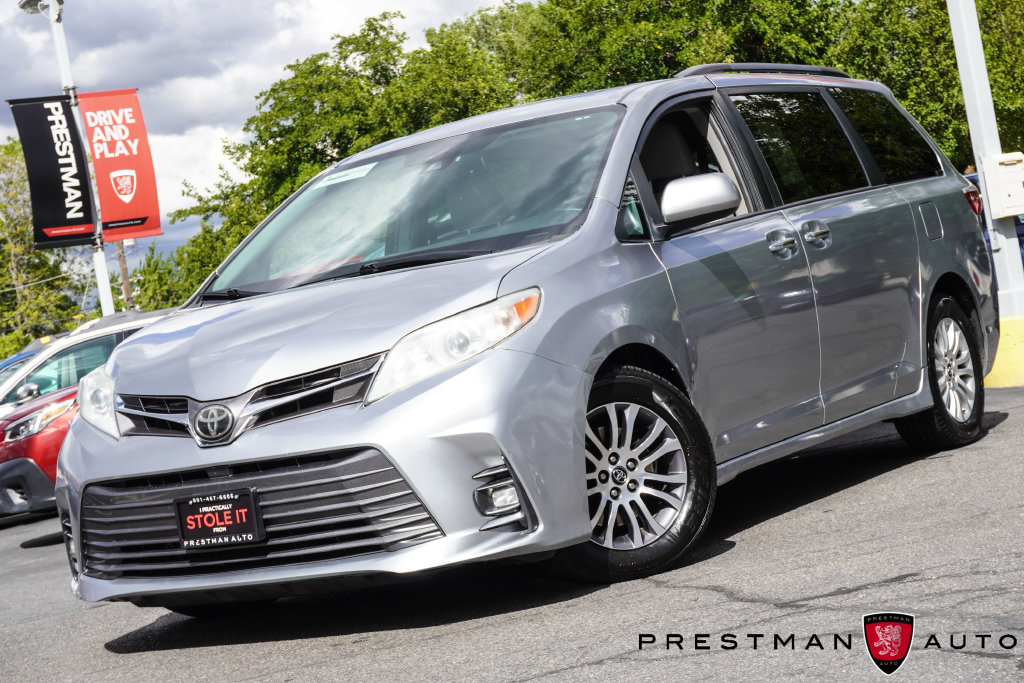 Used 2018 Toyota Sienna XLE w/ XLE Navigation Package FWD image 16