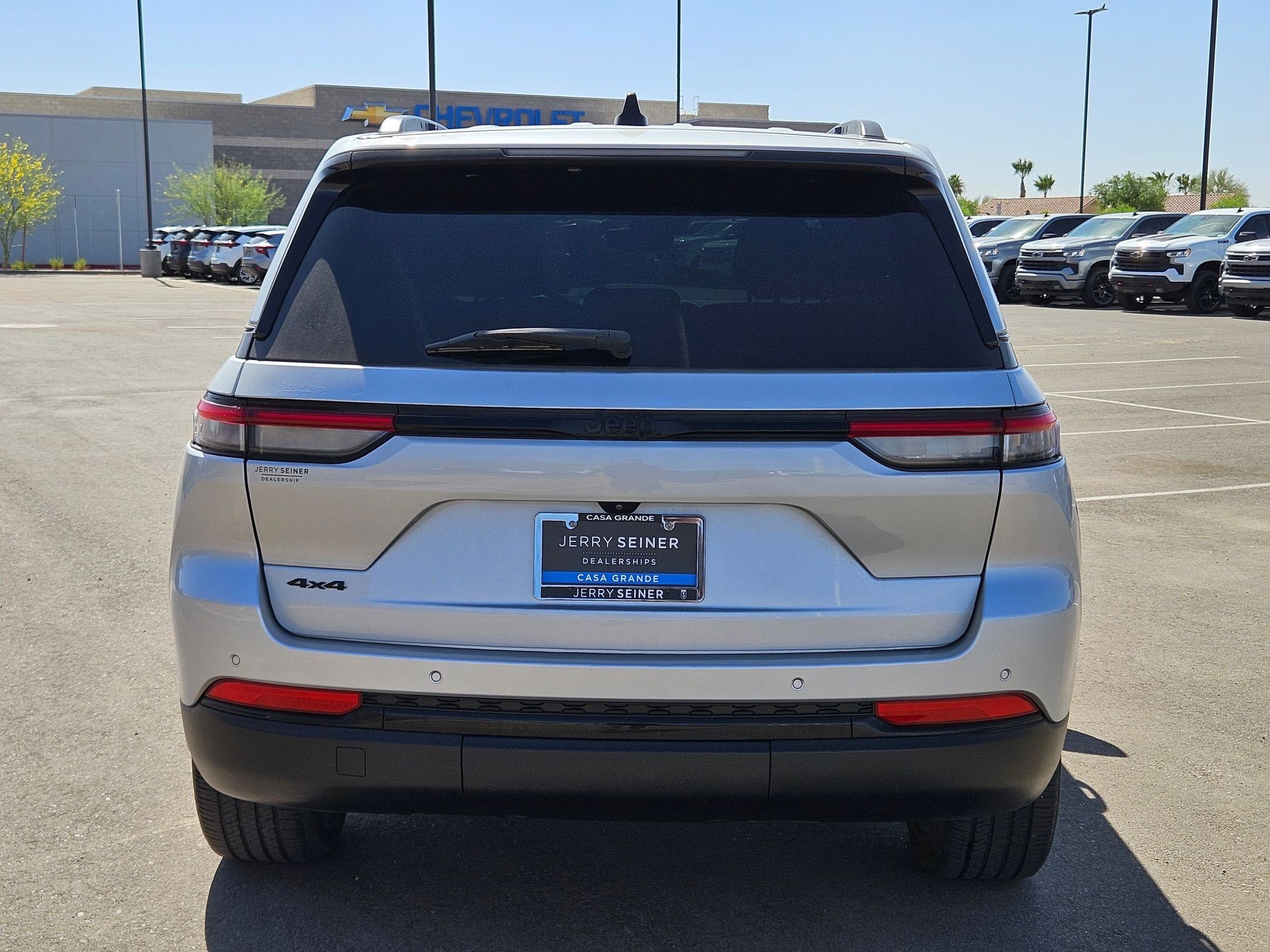Used 2023 Jeep Grand Cherokee Altitude AWD/4WD image 4