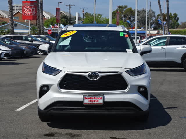 Used 2022 Toyota Highlander XLE FWD image 3