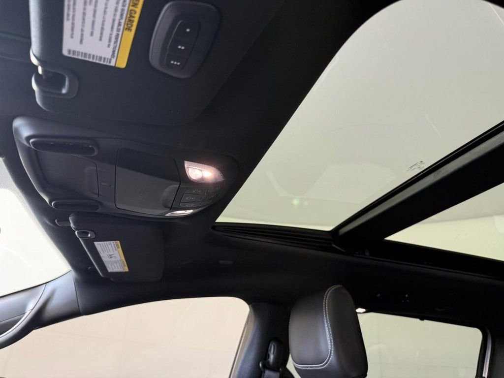 Used 2024 Chrysler Pacifica Limited w/ S Appearance Package image 13