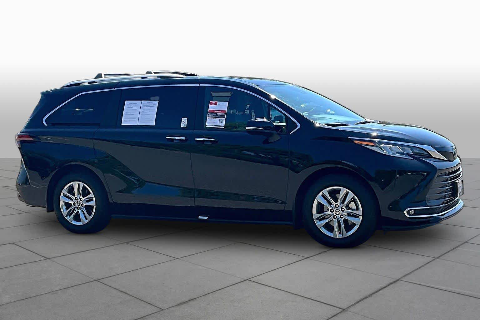 Used 2025 Toyota Sienna Limited AWD/4WD image 2