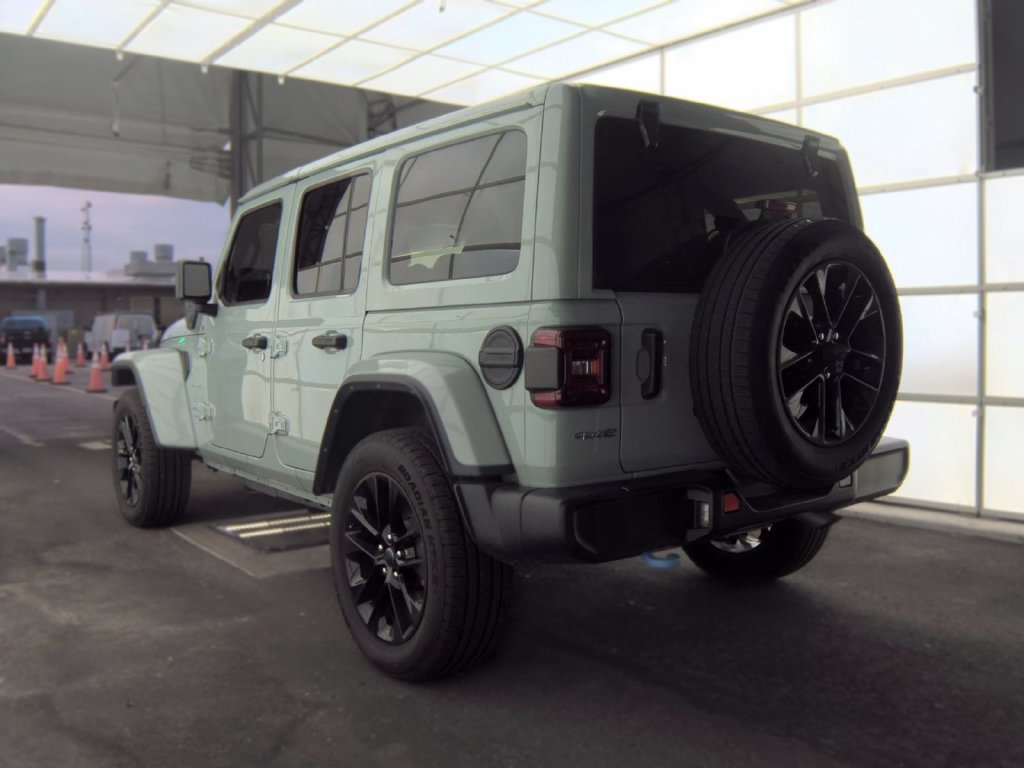 Used 2024 Jeep Wrangler Unlimited Sahara w/ Technology Group AWD/4WD image 4