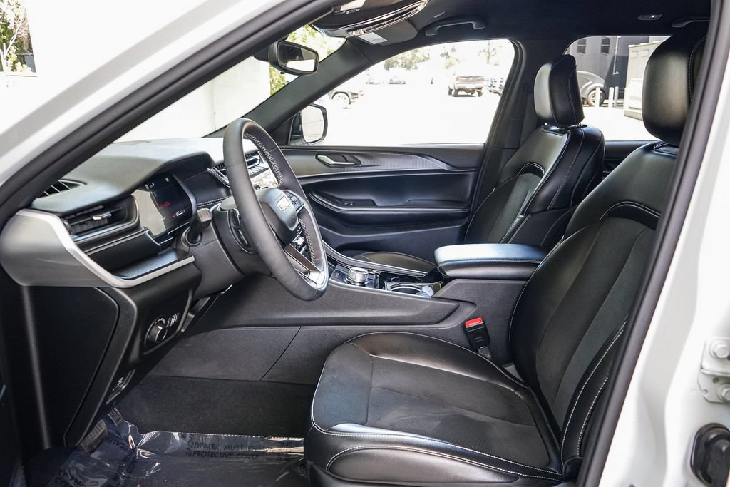 Used 2023 Jeep Grand Cherokee Altitude AWD/4WD image 17