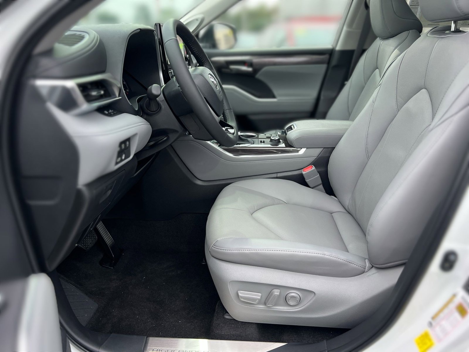 New 2025 Toyota Highlander Limited image 7