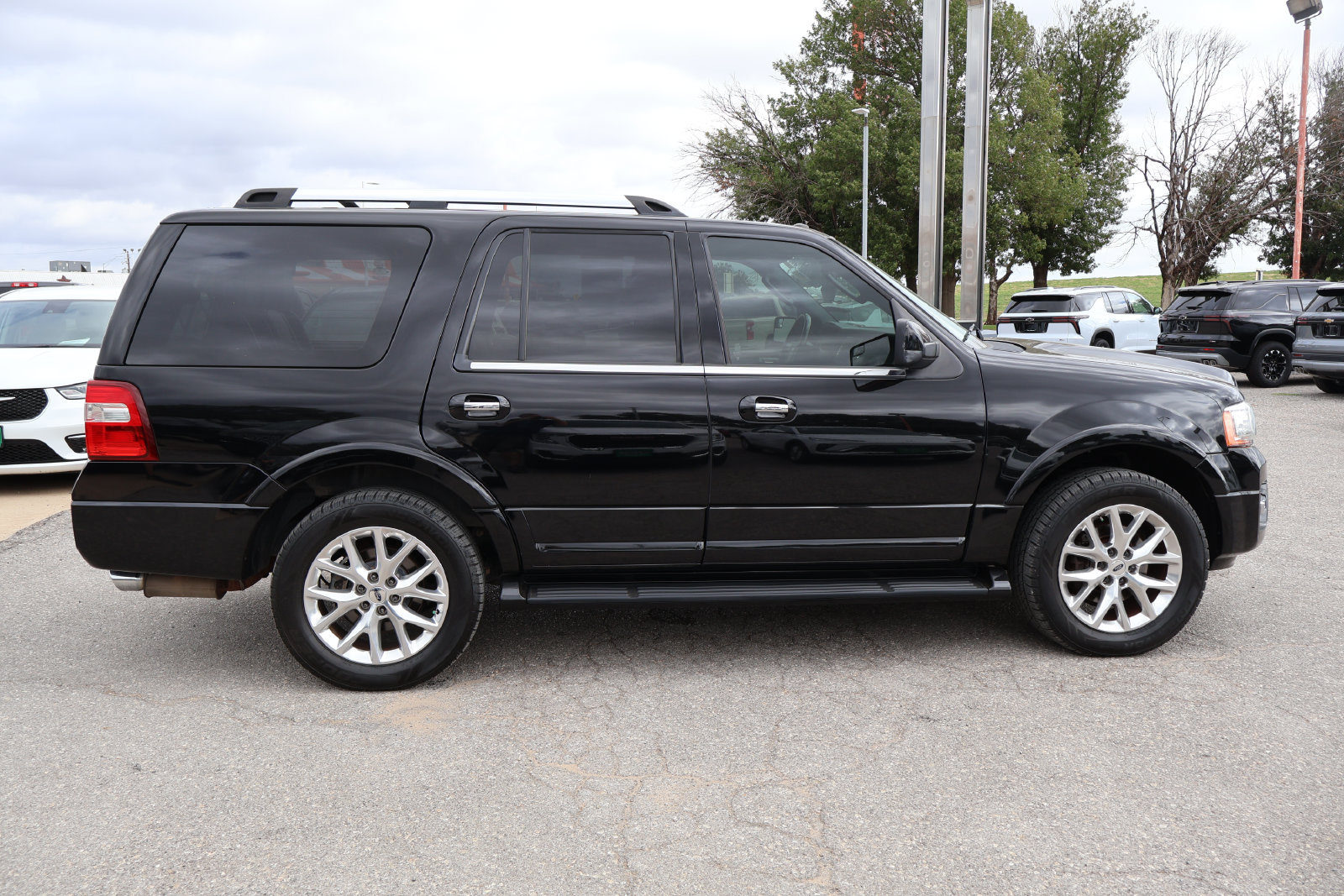 Used 2017 Ford Expedition Limited AWD/4WD image 5