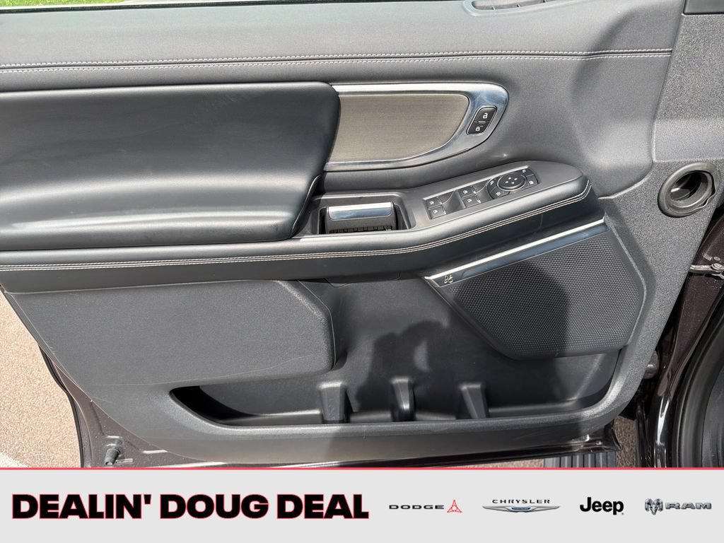 Used 2025 Ford Expedition Platinum w/ Driver's Package AWD/4WD image 11