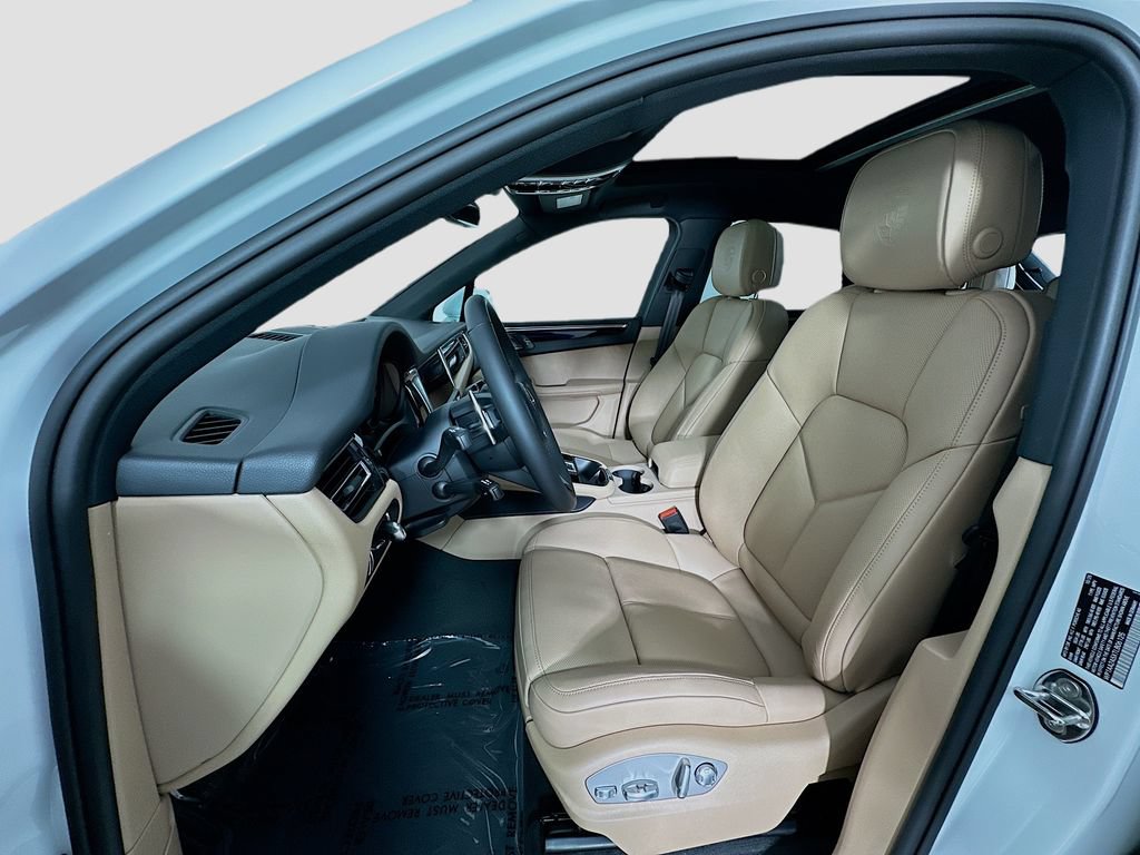 Certified 2026 Porsche Macan AWD/4WD image 5