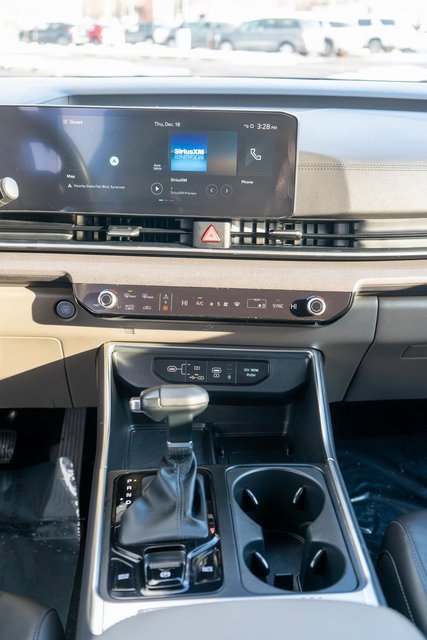 Used 2025 Kia Carnival EX image 21