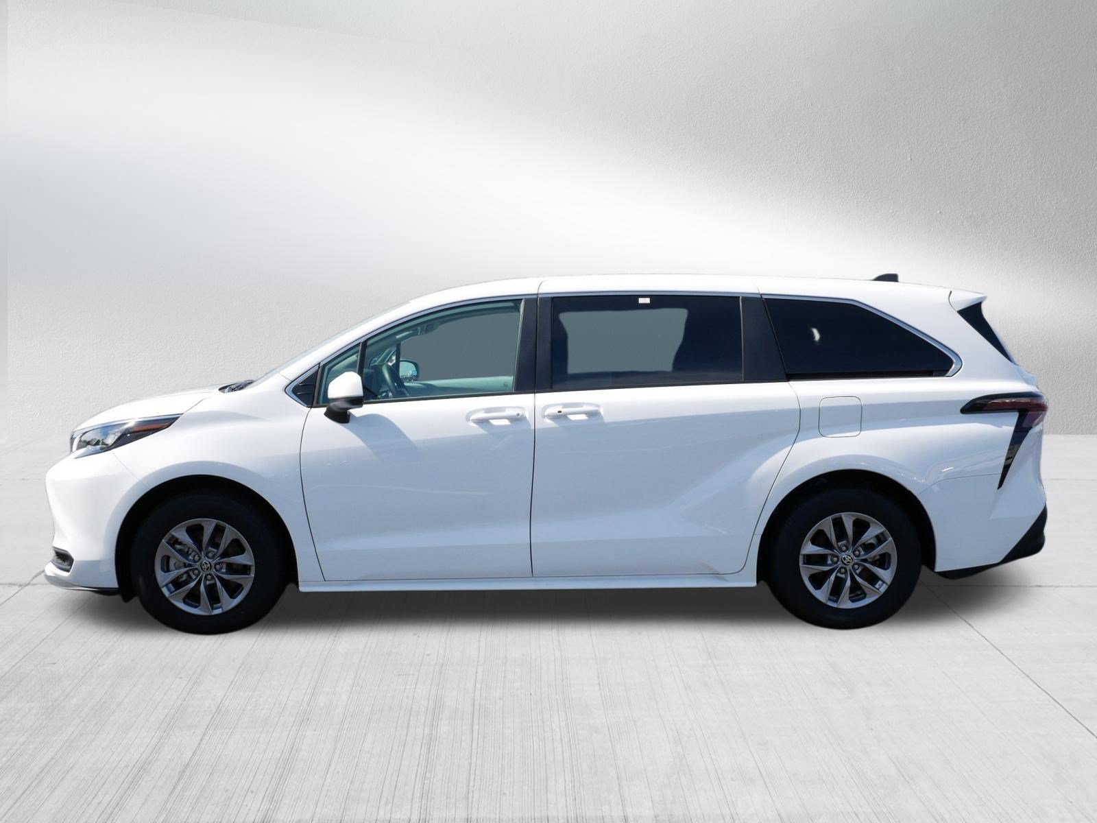Certified 2026 Toyota Sienna LE FWD image 4