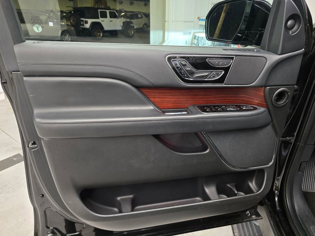 Used 2023 Lincoln Navigator L Reserve AWD/4WD image 16