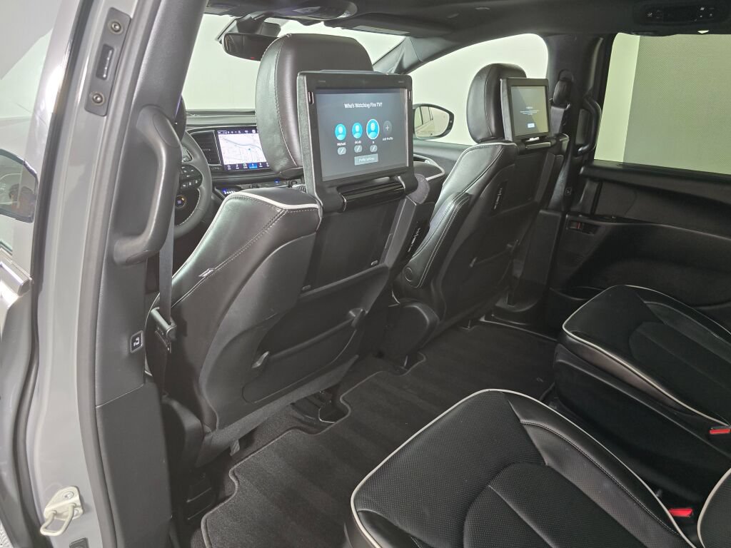Used 2023 Chrysler Pacifica Limited w/ Uconnect Theater Family Group FWD image 35