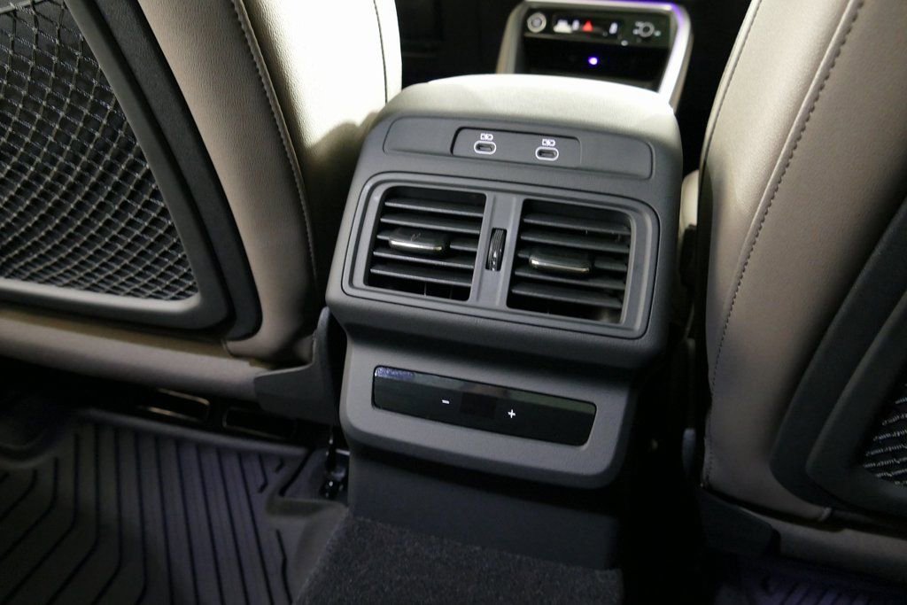 Used 2025 Audi Q5 Premium w/ Convenience Package image 27