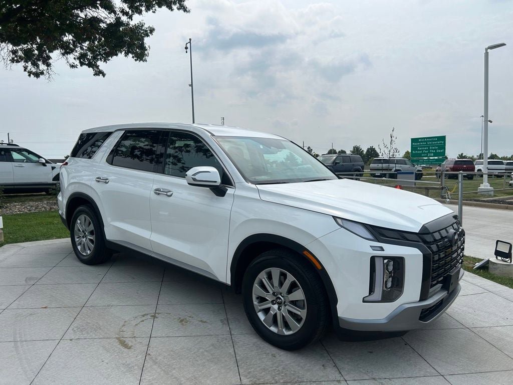 Used 2023 Hyundai Palisade SE AWD/4WD image 2