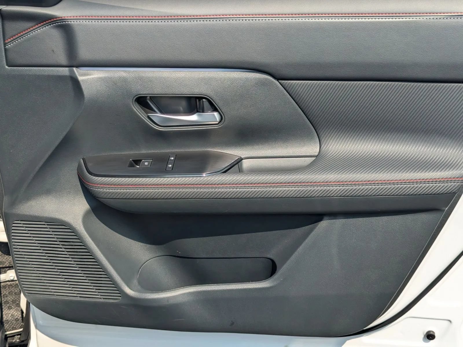Used 2025 Nissan Kicks SR w/ SR Premium Package FWD image 13
