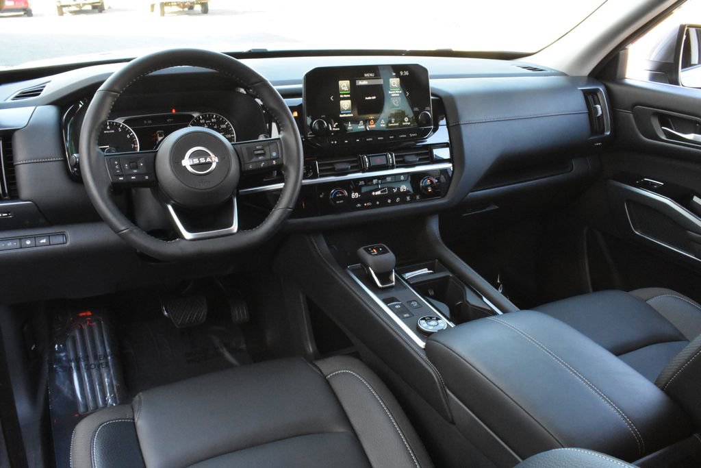 Used 2025 Nissan Pathfinder SL AWD/4WD image 25