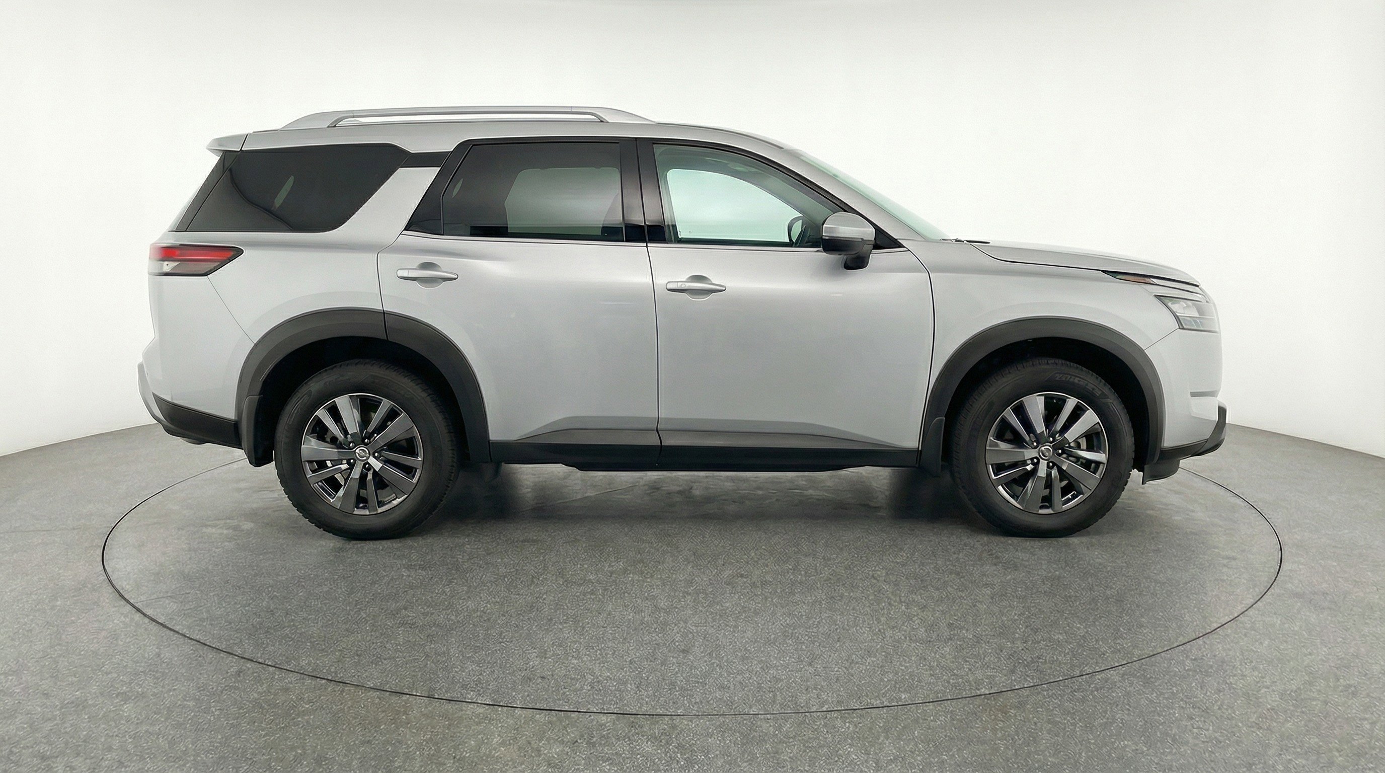 Used 2025 Nissan Pathfinder SV image 11