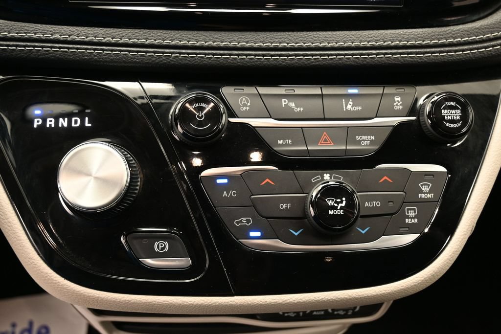 Used 2024 Chrysler Pacifica Touring-L FWD image 28