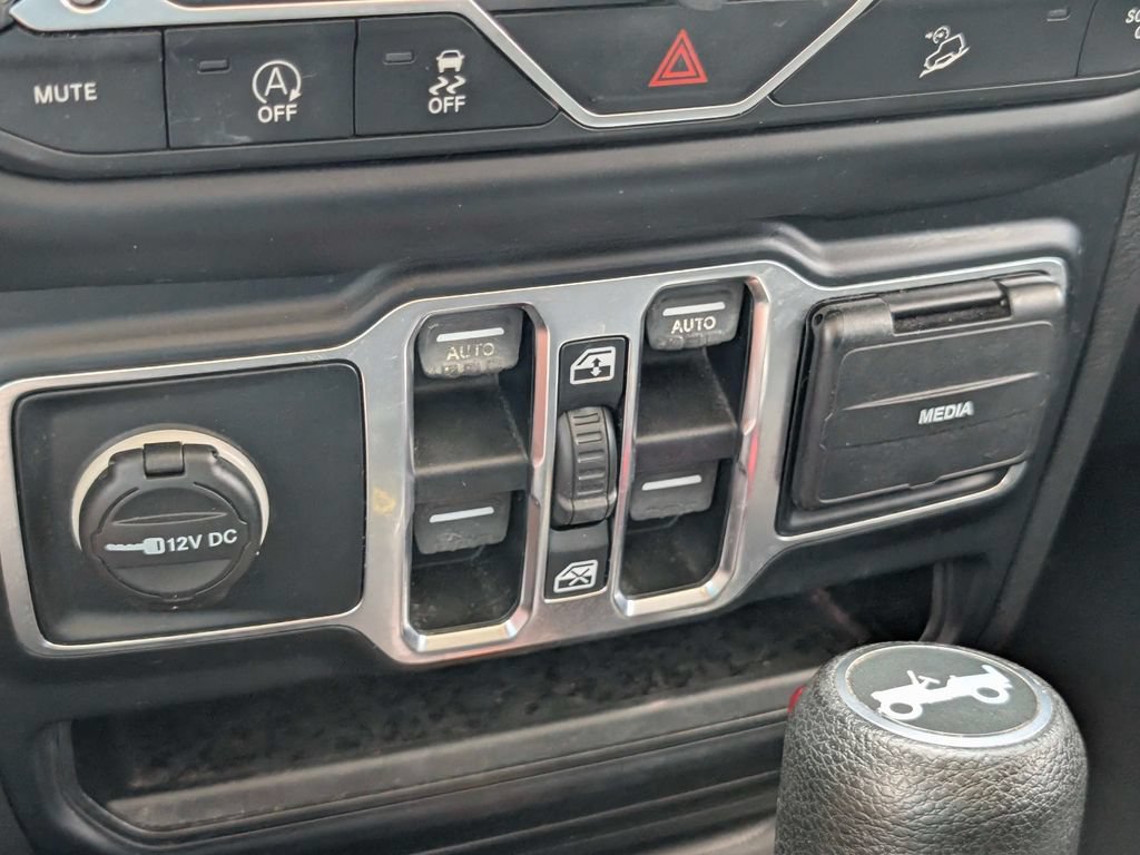 Used 2019 Jeep Wrangler Unlimited Sahara w/ Uconnect 4C Nav & Sound Group AWD/4WD image 21