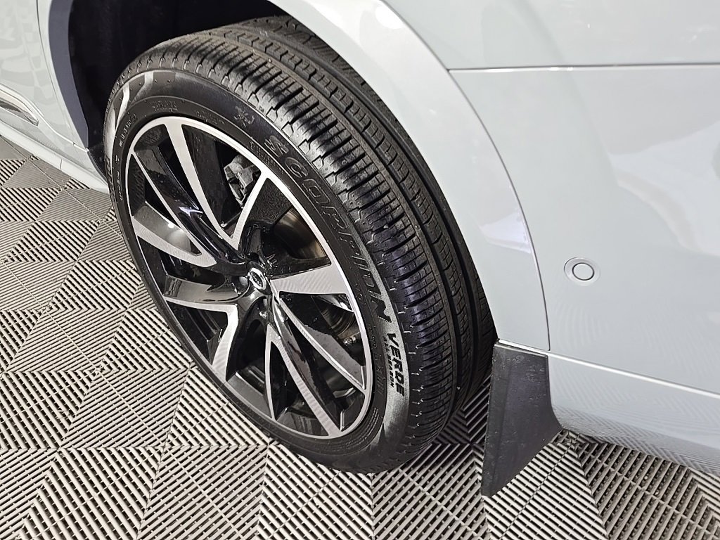 Certified 2024 Volvo XC90 B6 Plus w/ Protection Package image 15