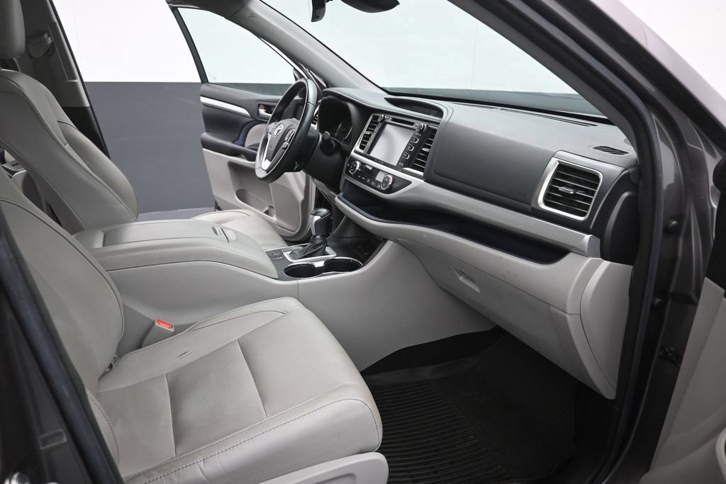 Used 2017 Toyota Highlander XLE AWD/4WD image 16