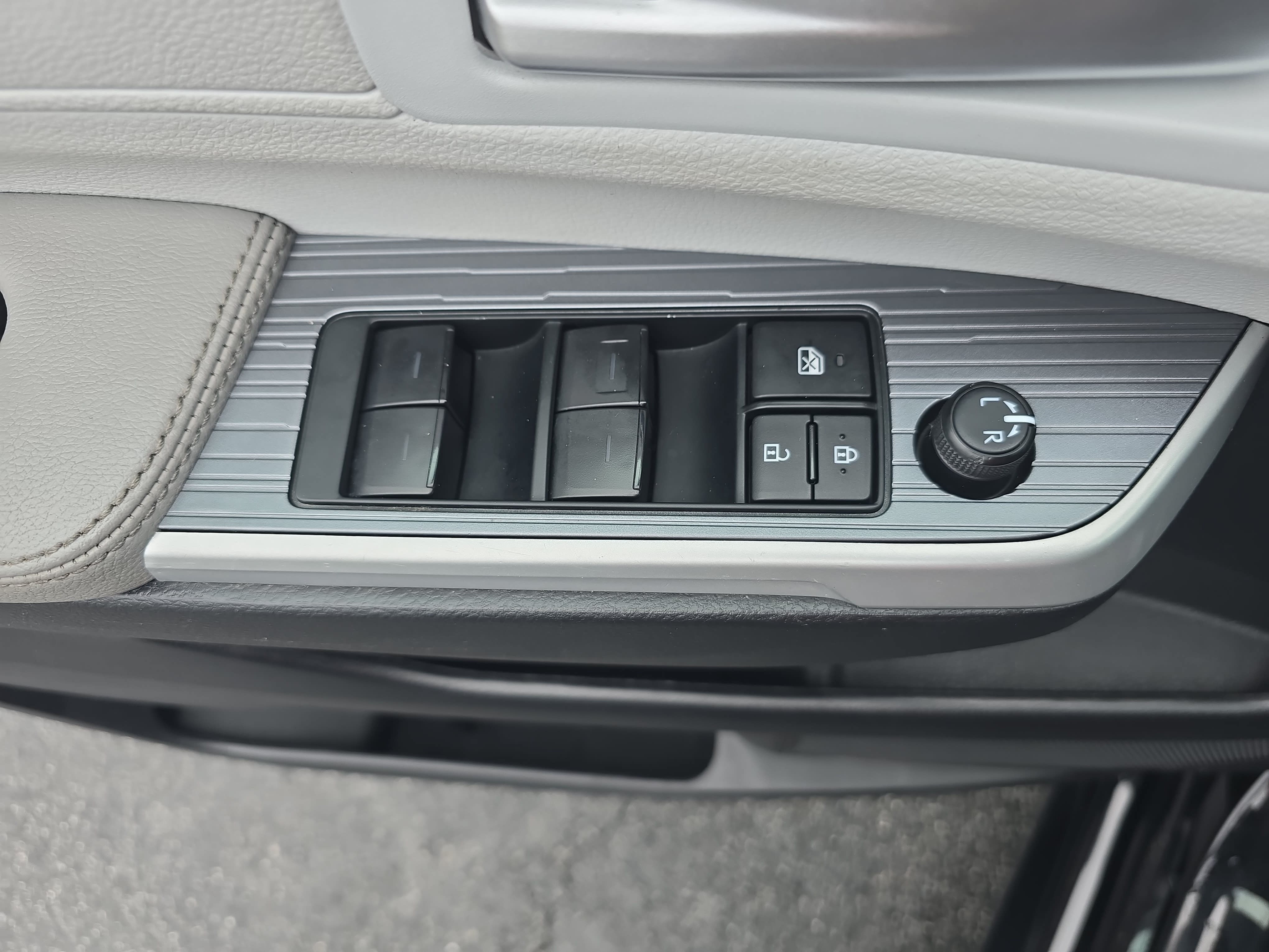 Used 2025 Toyota Sienna XLE FWD image 28