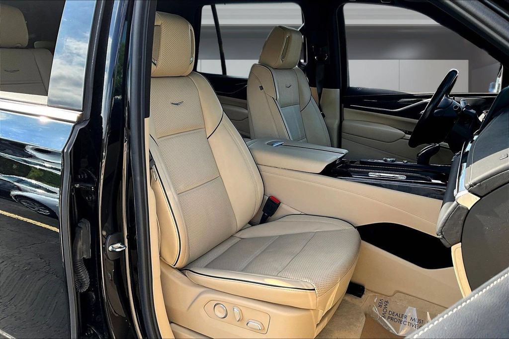 Used 2023 Cadillac Escalade Premium Luxury w/ LPO, Floor Liner Package AWD/4WD image 30
