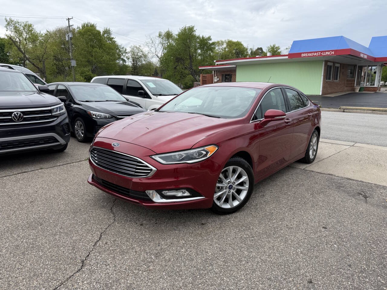 Used 2017 Ford Fusion SE w/ Fusion SE Technology Package FWD image 2