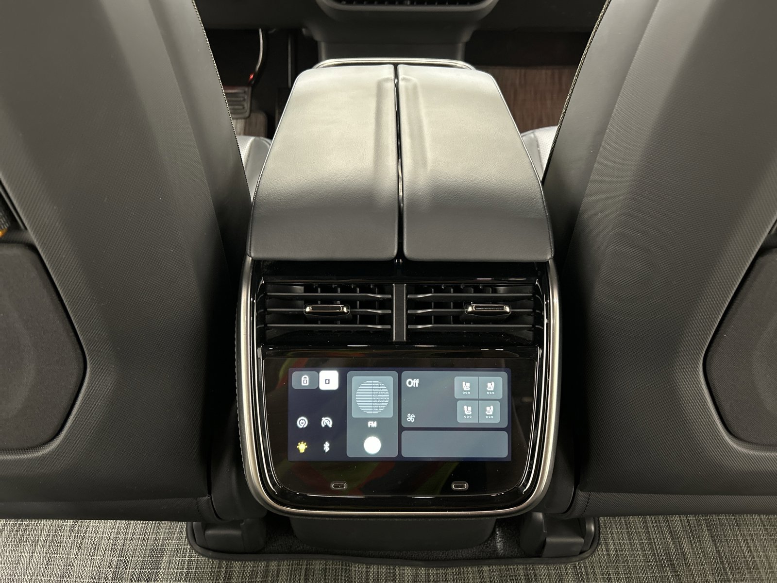 Used 2025 Rivian R1S Adventure image 30