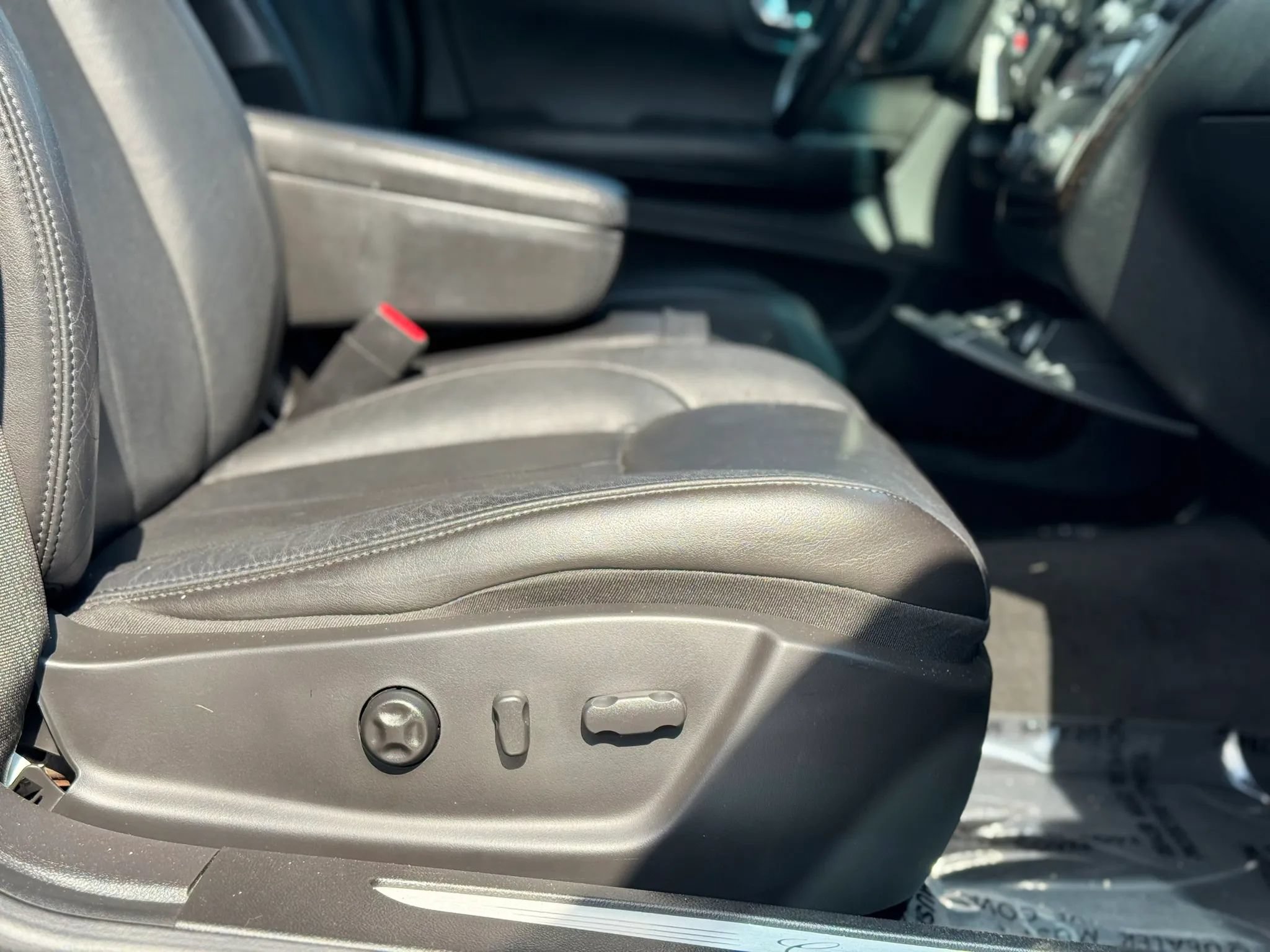 Used 2010 Cadillac DTS FWD image 40