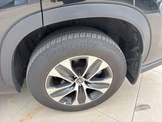 Used 2025 Toyota Highlander XLE image 12