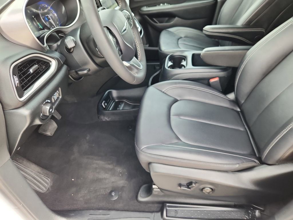 Used 2025 Chrysler Pacifica Select image 7