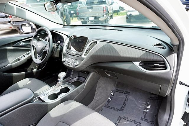 Used 2025 Chevrolet Malibu RS FWD image 17