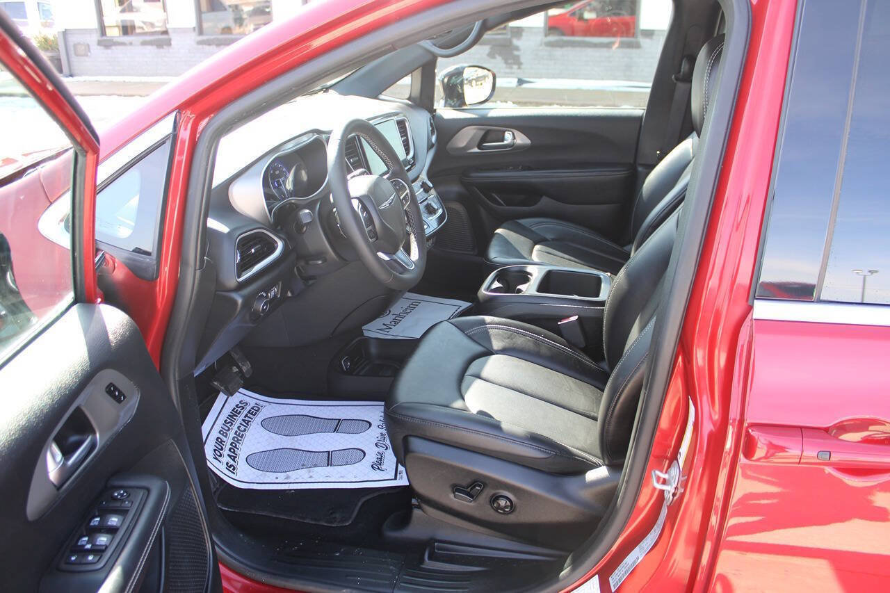 Used 2025 Chrysler Pacifica Select FWD image 13