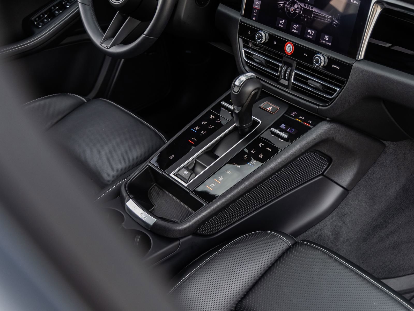 Certified 2025 Porsche Macan image 34