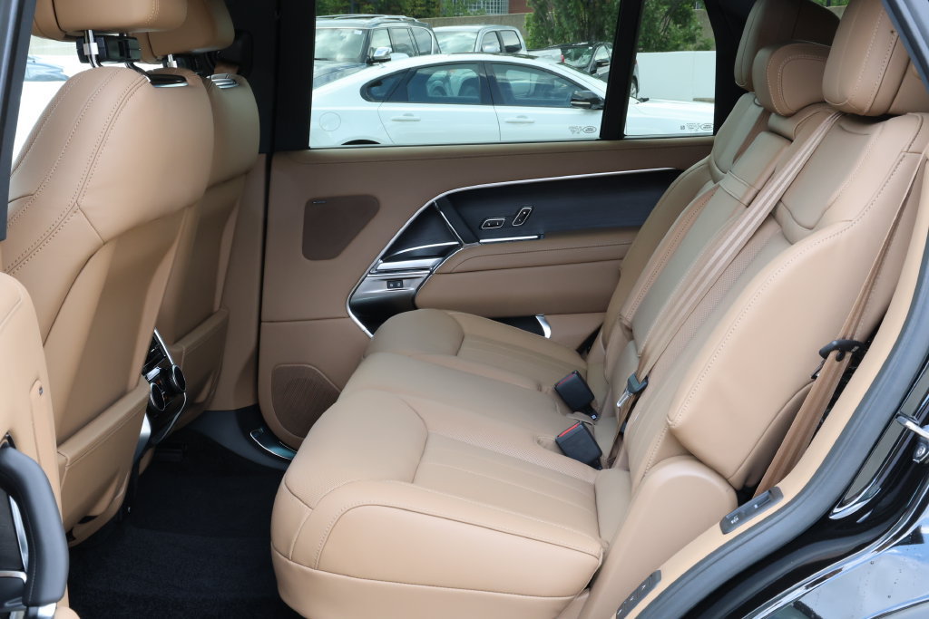 New 2026 Land Rover Range Rover Long Wheelbase SE AWD/4WD image 24