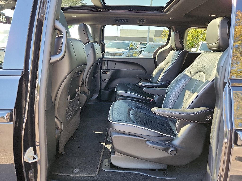 Used 2024 Chrysler Pacifica Premium FWD image 11