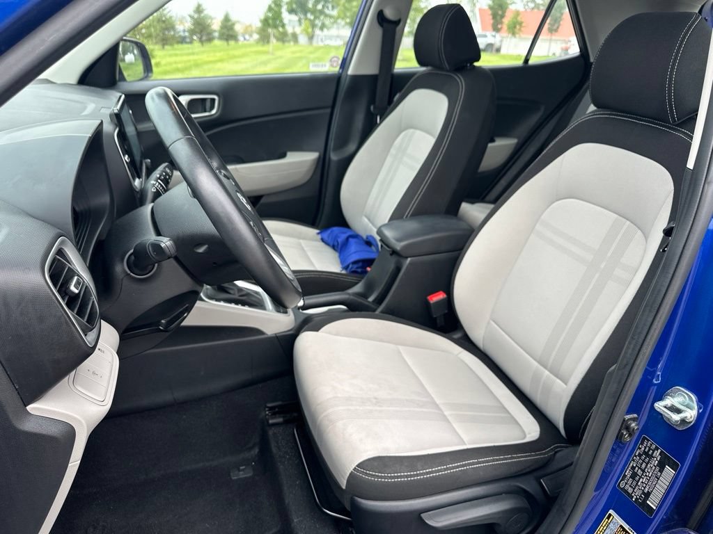 Used 2025 Hyundai Venue SEL FWD image 14