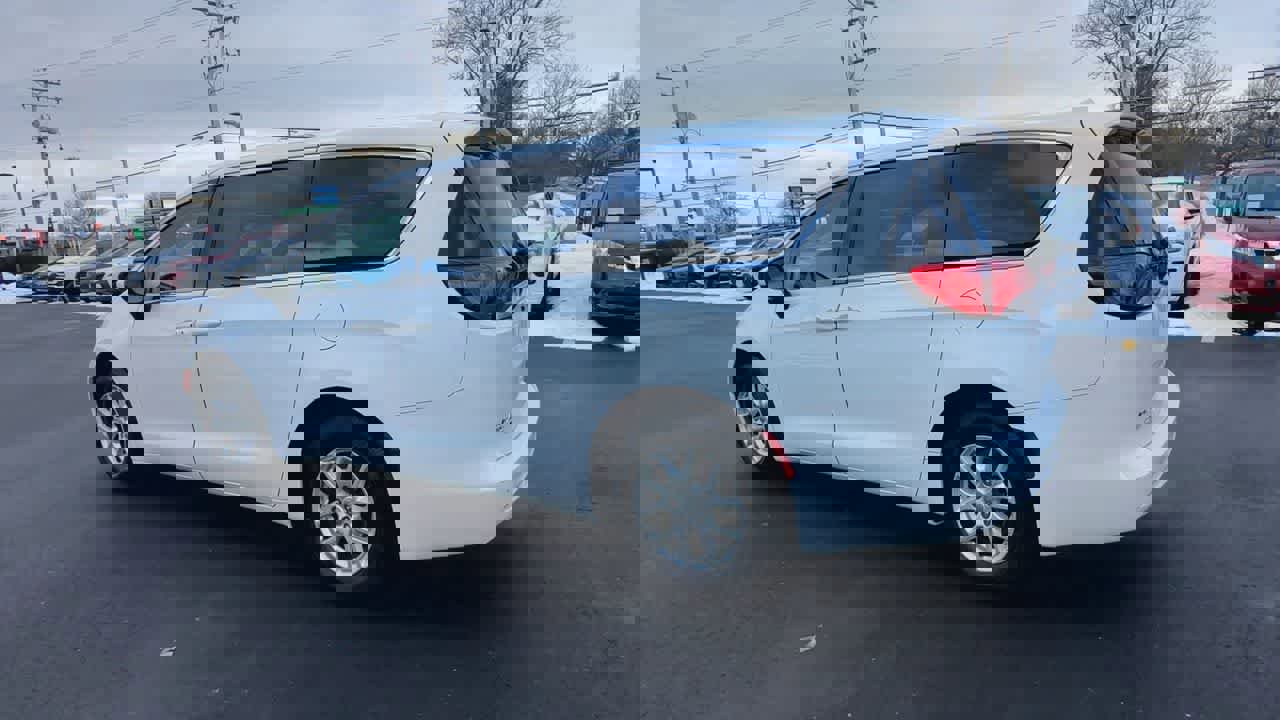 Used 2018 Chrysler Pacifica LX image 6