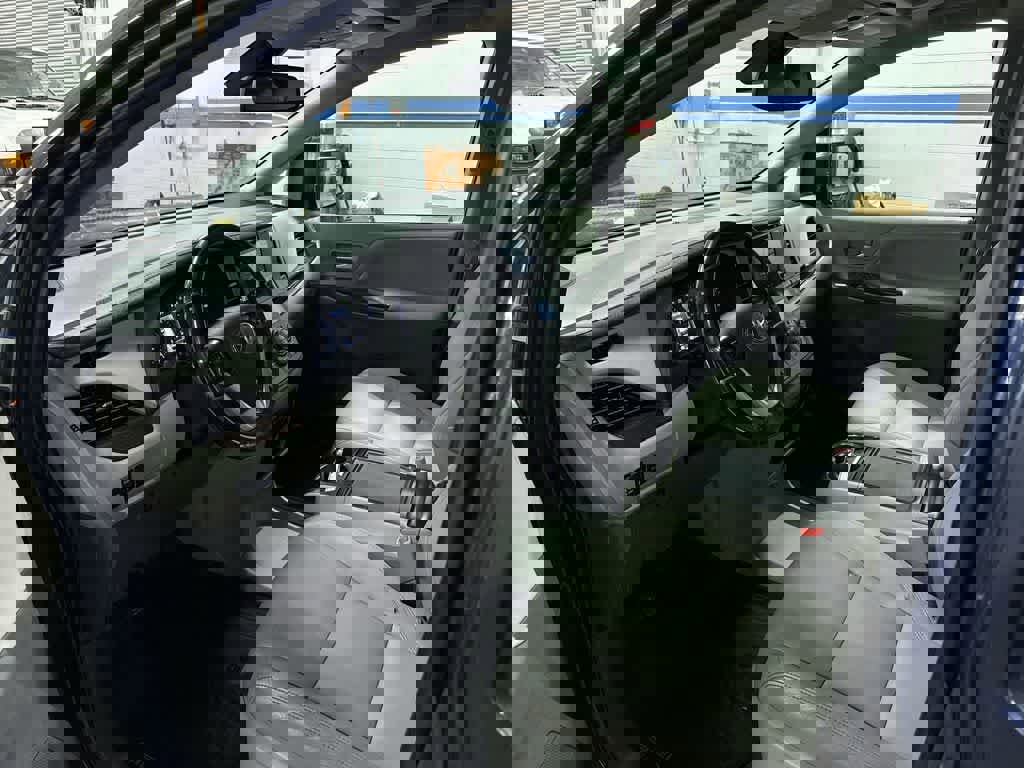 Used 2020 Toyota Sienna XLE w/ XLE Navigation Package image 31