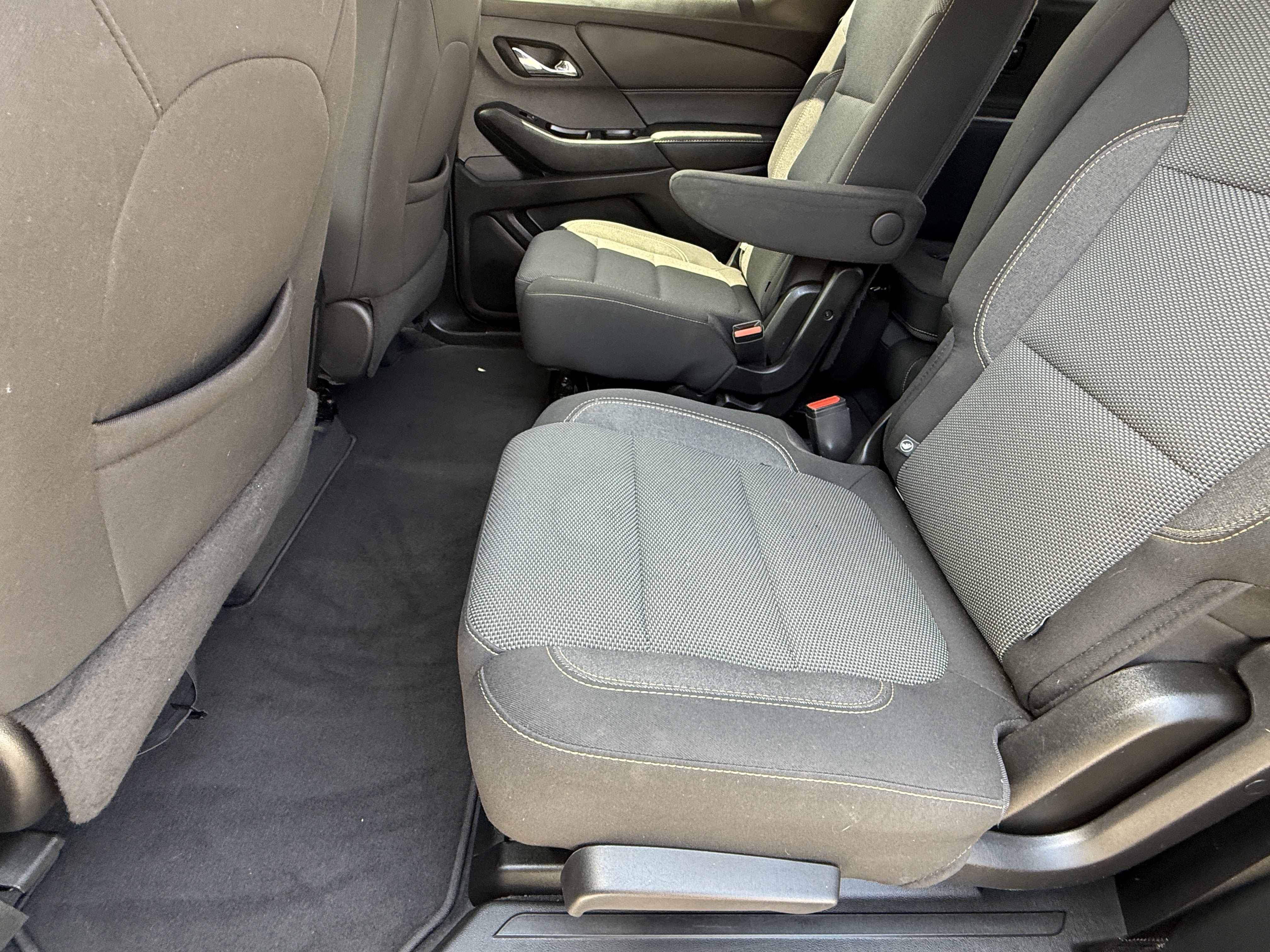 Used 2020 Chevrolet Traverse LT FWD image 16