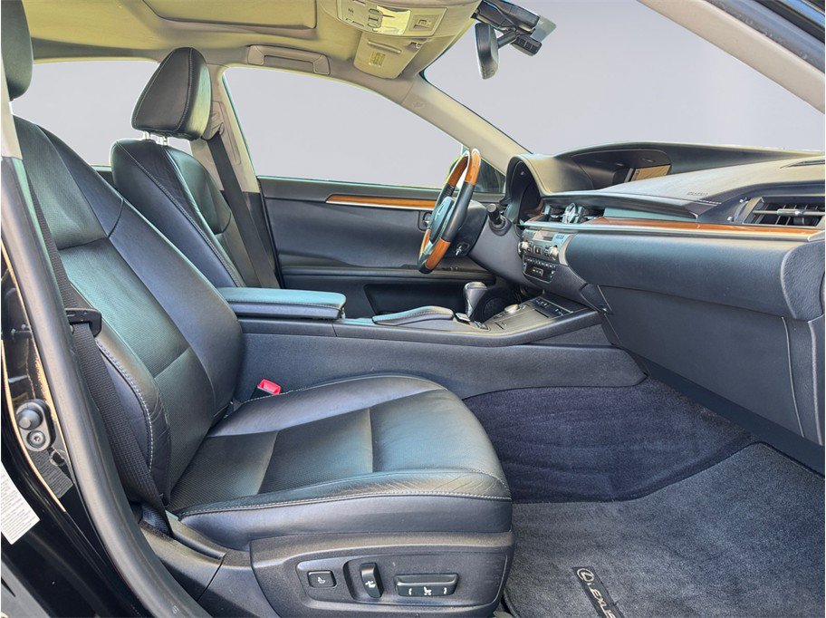 Used 2014 Lexus ES 300h w/ Luxury Package w/Bamboo Trim FWD image 21
