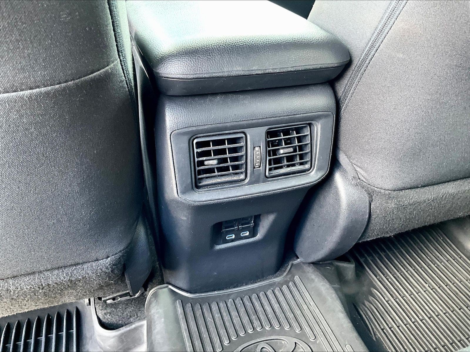 Used 2022 Toyota RAV4 SE AWD/4WD image 10