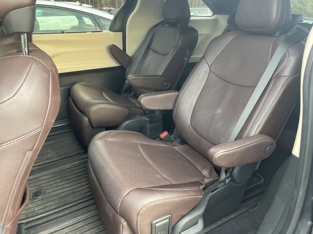 Used 2023 Toyota Sienna Platinum image 7