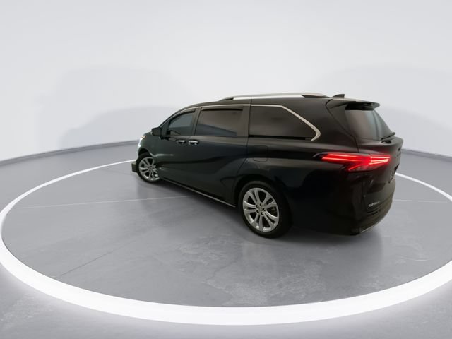 Used 2023 Toyota Sienna Platinum FWD image 2