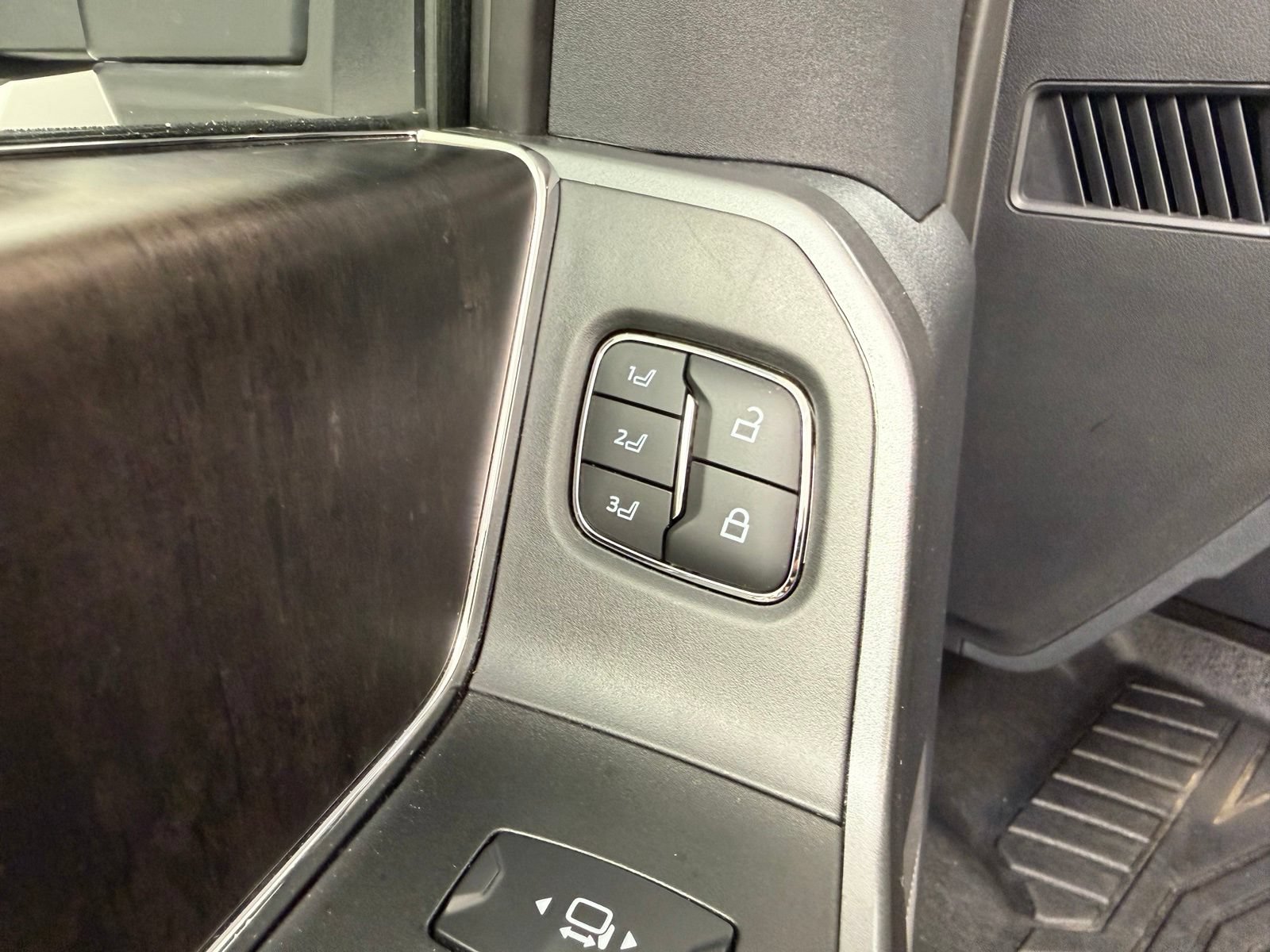 Used 2026 Ford F350 Lariat AWD/4WD image 13