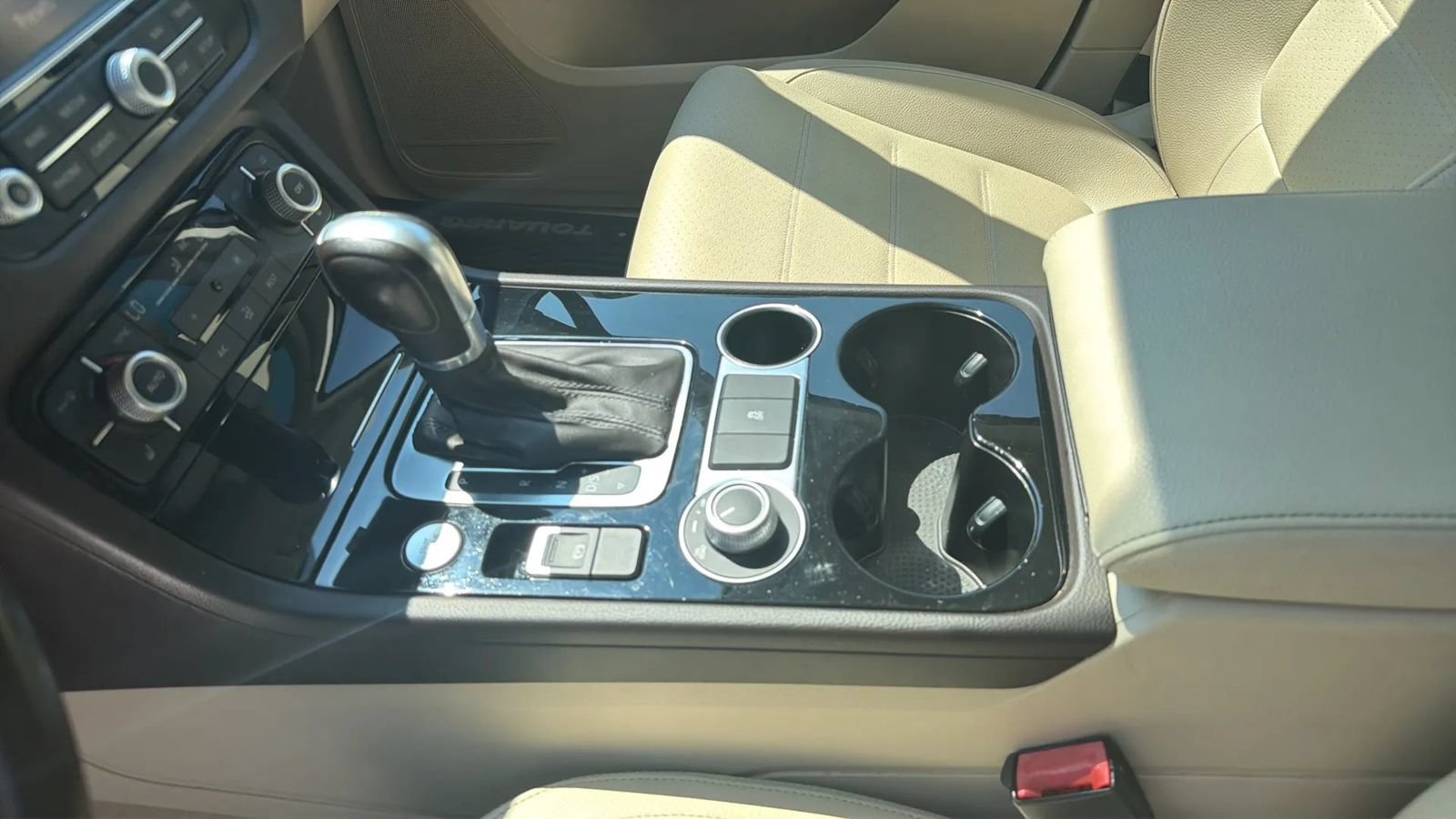 Used 2015 Volkswagen Touareg Sport AWD/4WD image 18