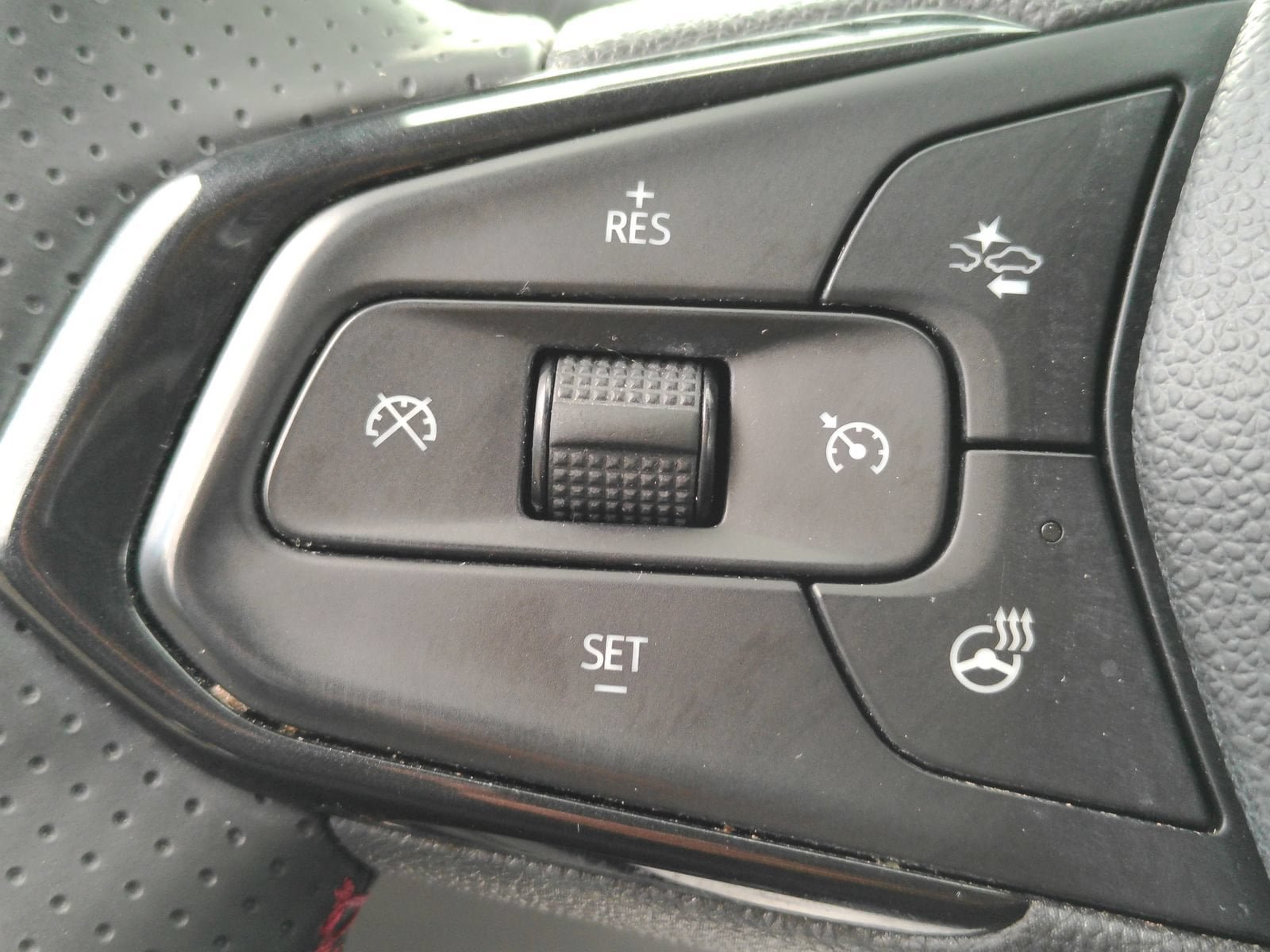 Certified 2024 Chevrolet Trax RS w/ Driver Confidence Package FWD image 23