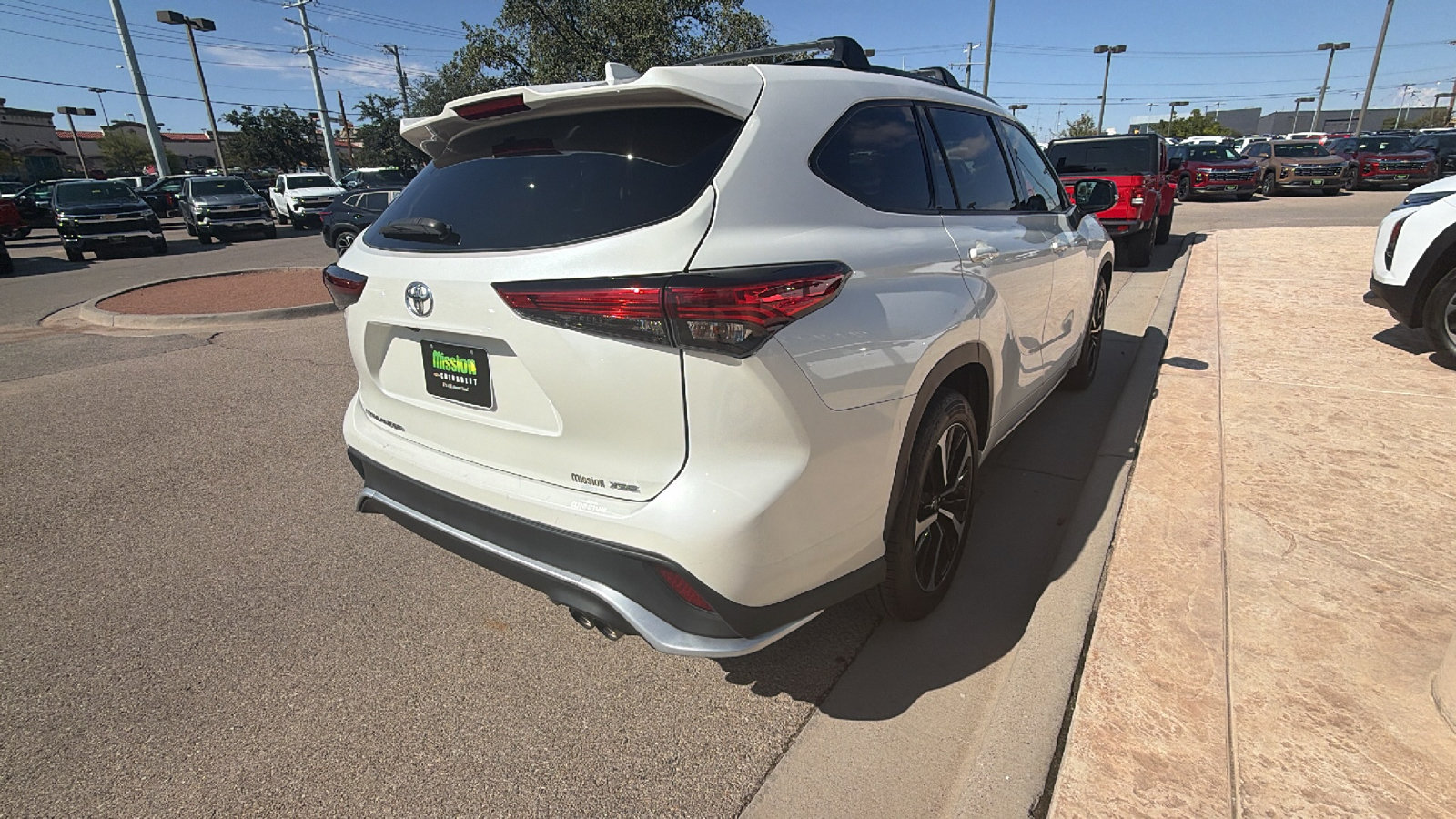 Used 2021 Toyota Highlander XSE FWD image 7